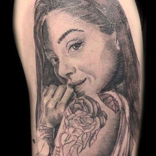Femme tatouée, portrait réaliste noir et blanc